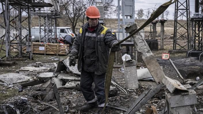 Un muncitor repara infrastructura la o centrala electrica din Ucraina care a fost avariata de un atac aerian rusesc.