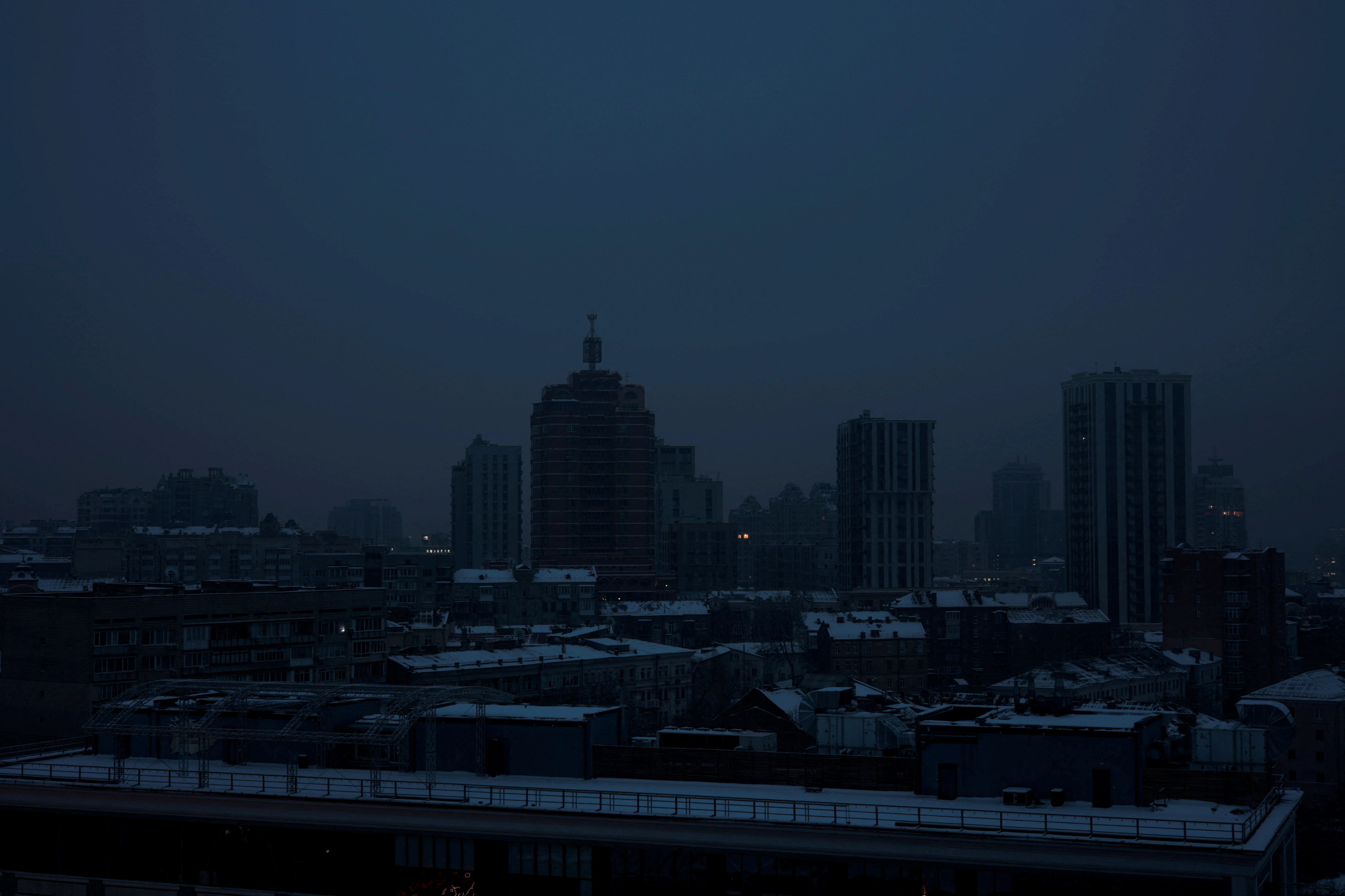 O vedere care arată orașul fără electricitate după ce infrastructura civilă vitală a fost lovită de atacurile rusești cu rachete la Kiev