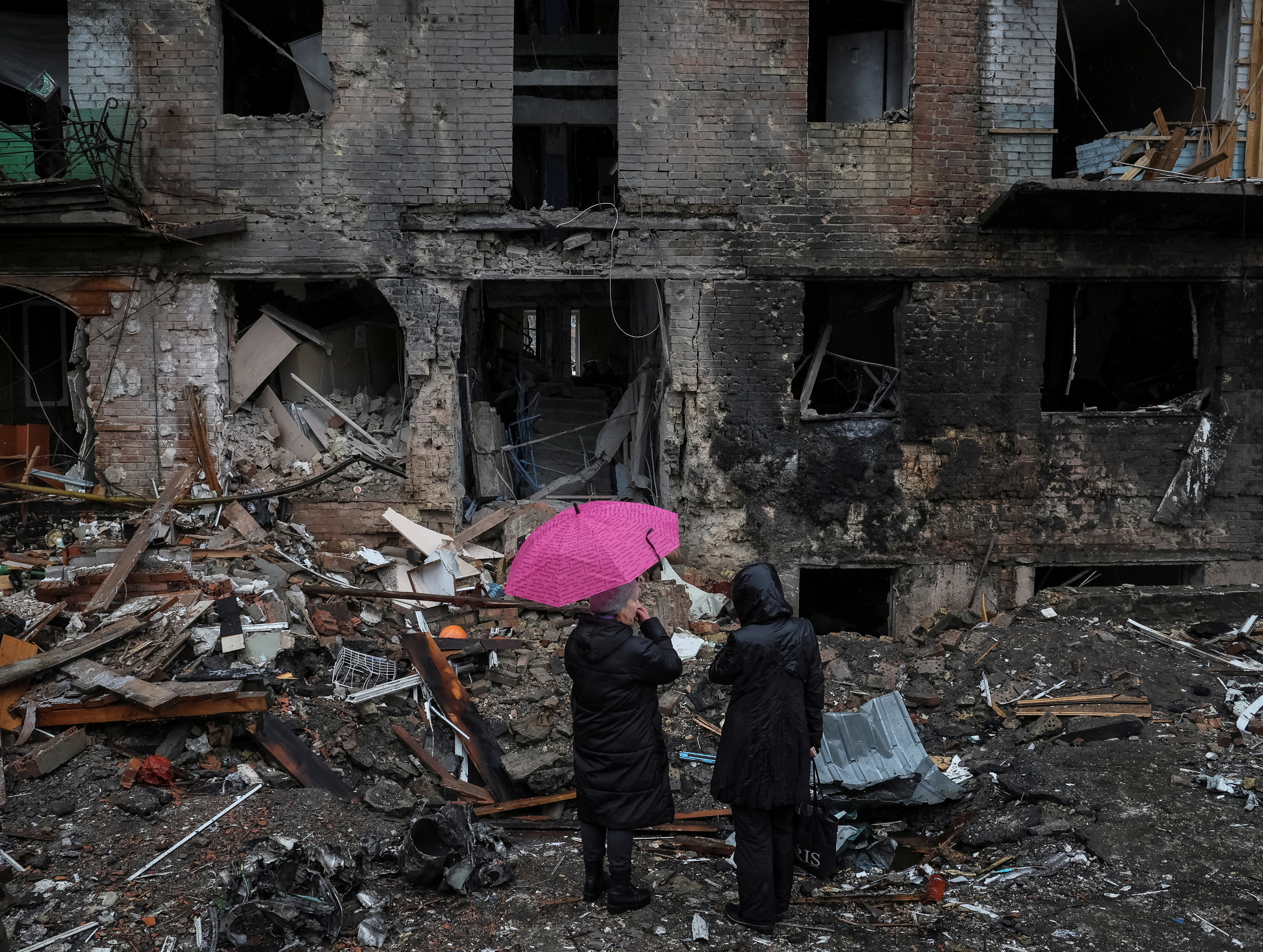 Un loc de clădiri rezidențiale distruse de un atac cu rachete rusești la Vyshhorod