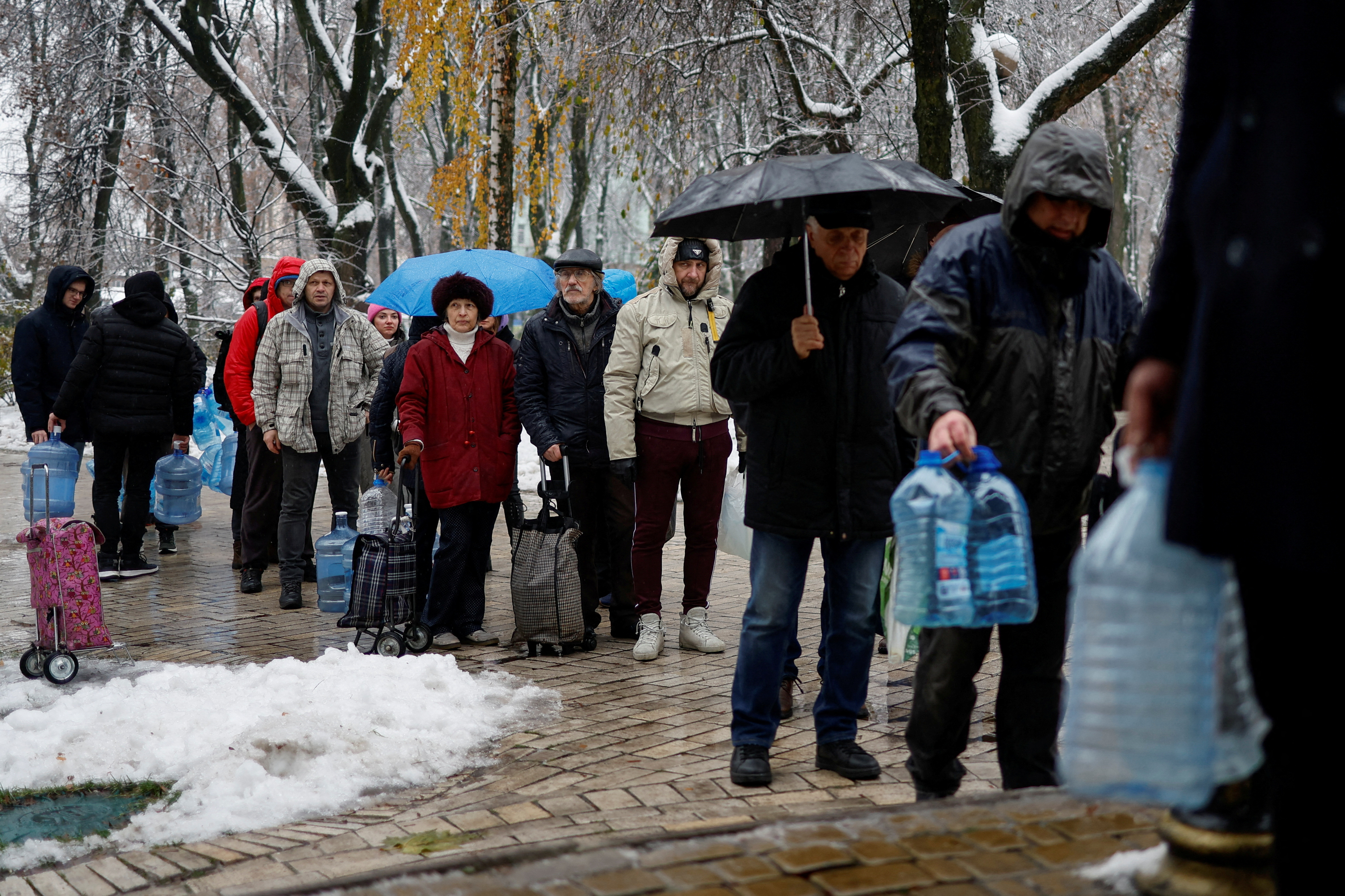 Localnicii fac coadă pentru a umple sticlele cu apă proaspătă de băut în Kiev
