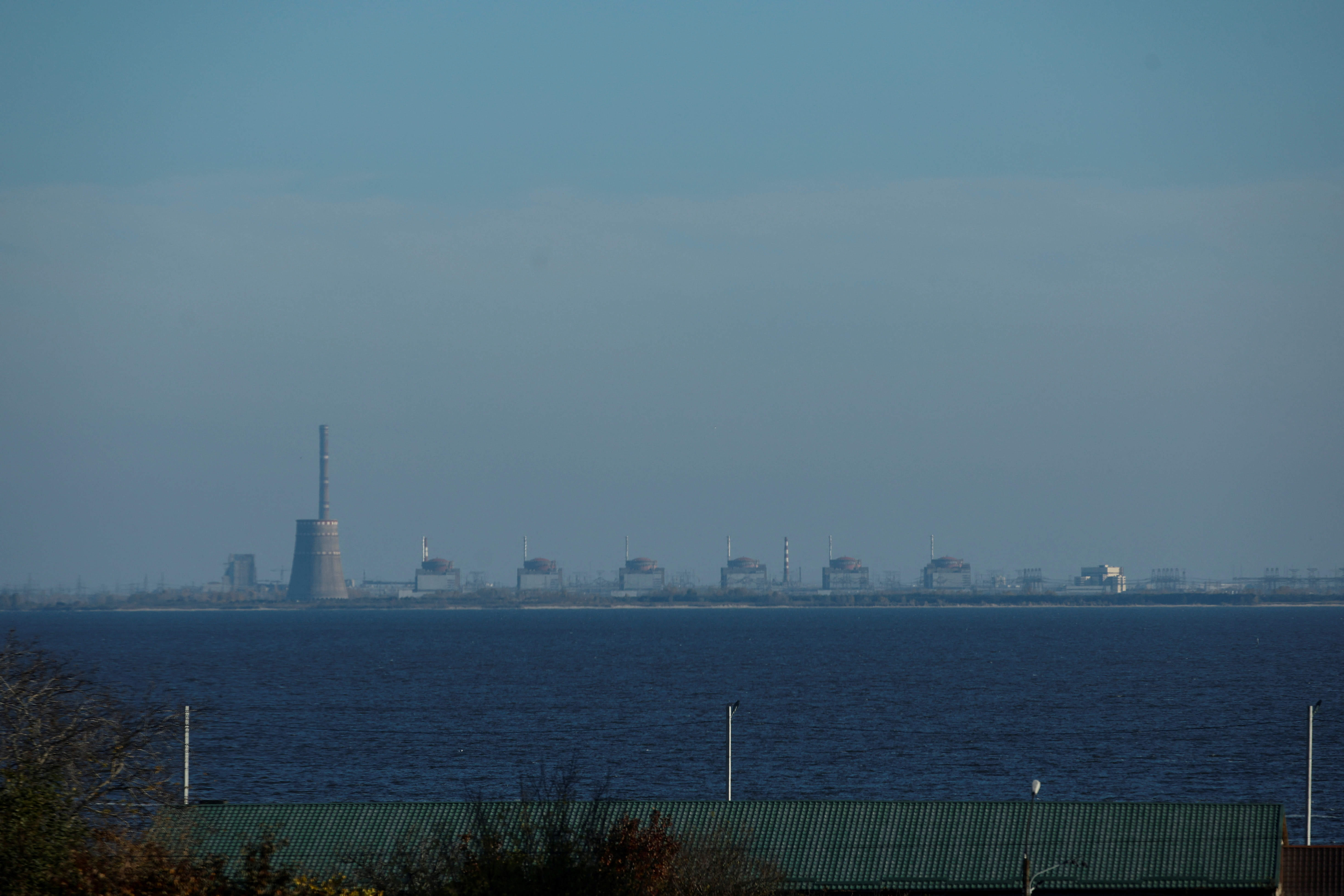 O vedere a centralei nucleare Zaporizhia din orașul Nikopol