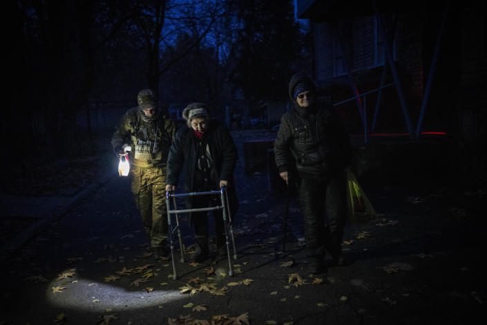 Bătrâni au fost evacuați din orașul Herson, din sudul Ucrainei, pe 27 noiembrie. 