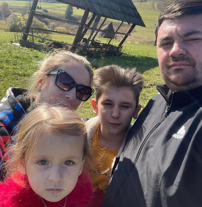Katerina Homenyuk cu soțul și copiii ei. 