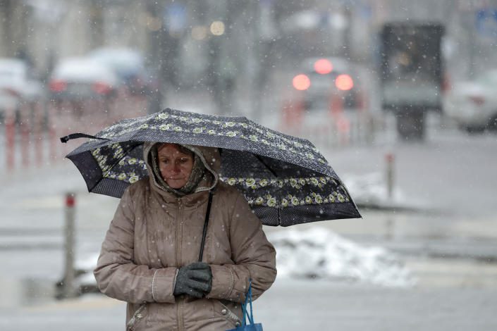 O femeie este văzută făcându-și drum prin zăpadă pe 27 noiembrie la Kiev. 