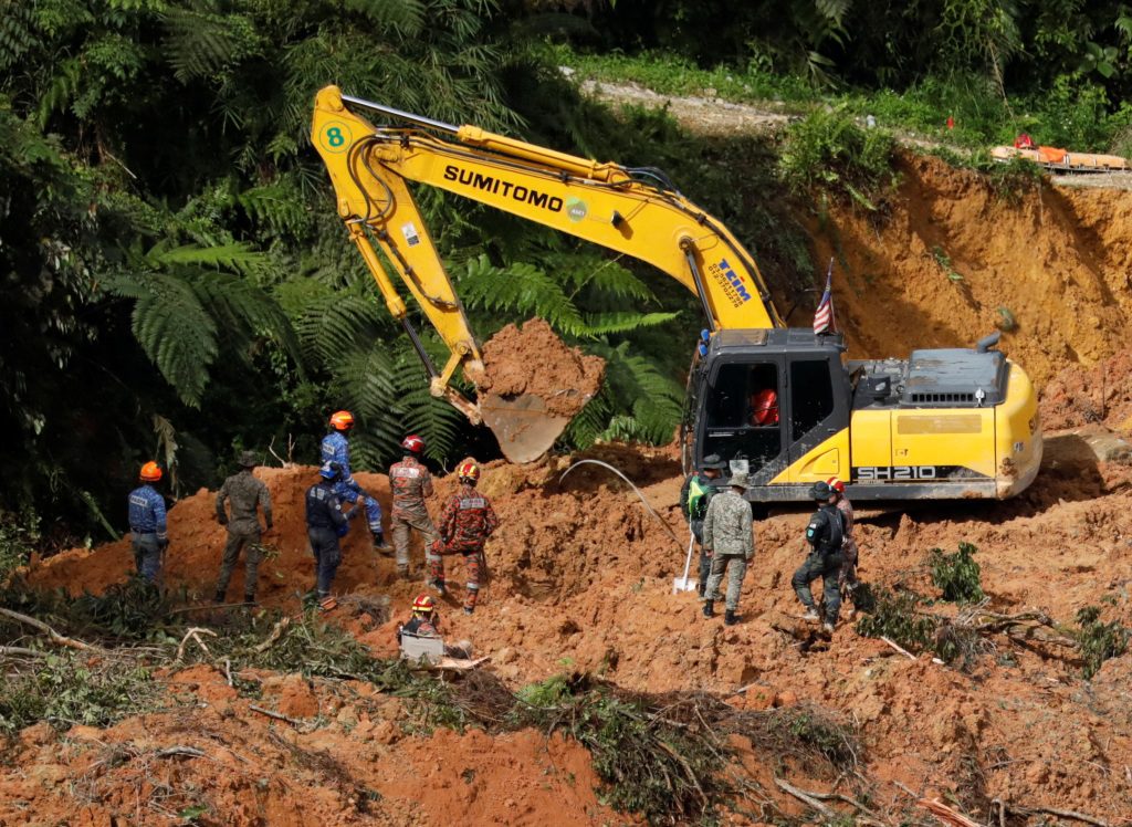 Alunecări de teren au măturat o tabără vineri dimineață devreme, la 30 de mile de capitala Malaeziei.