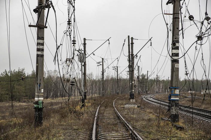 O vedere a cablurilor electrice deteriorate după ce armata ucraineană a preluat controlul de la forțele ruse în Liman, Ucraina, pe 27 noiembrie. 