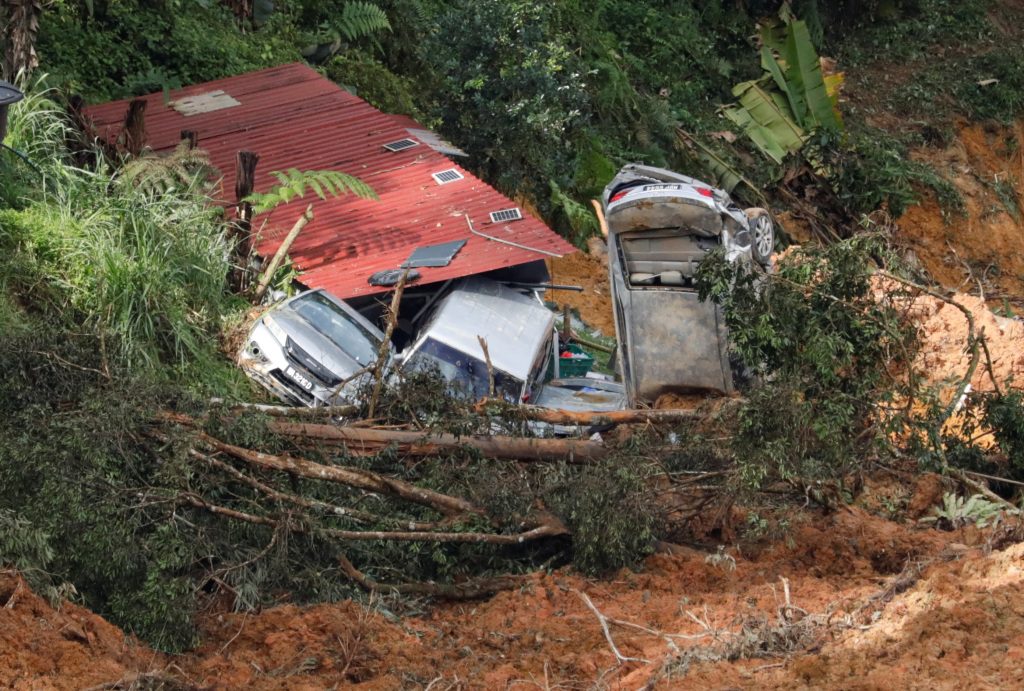 S-a raportat că 94 de persoane au fost implicate în alunecarea de teren și 61 au supraviețuit.