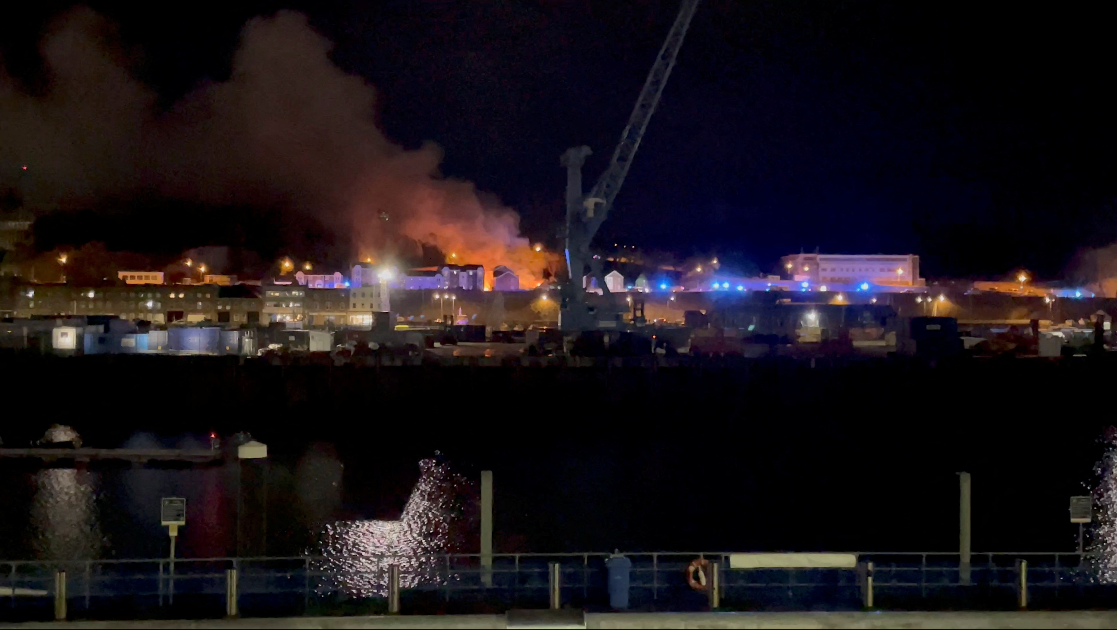 Vedere generală a incendiului și a fumului în Saint Helier în urma unei explozii pe insula Jersey
