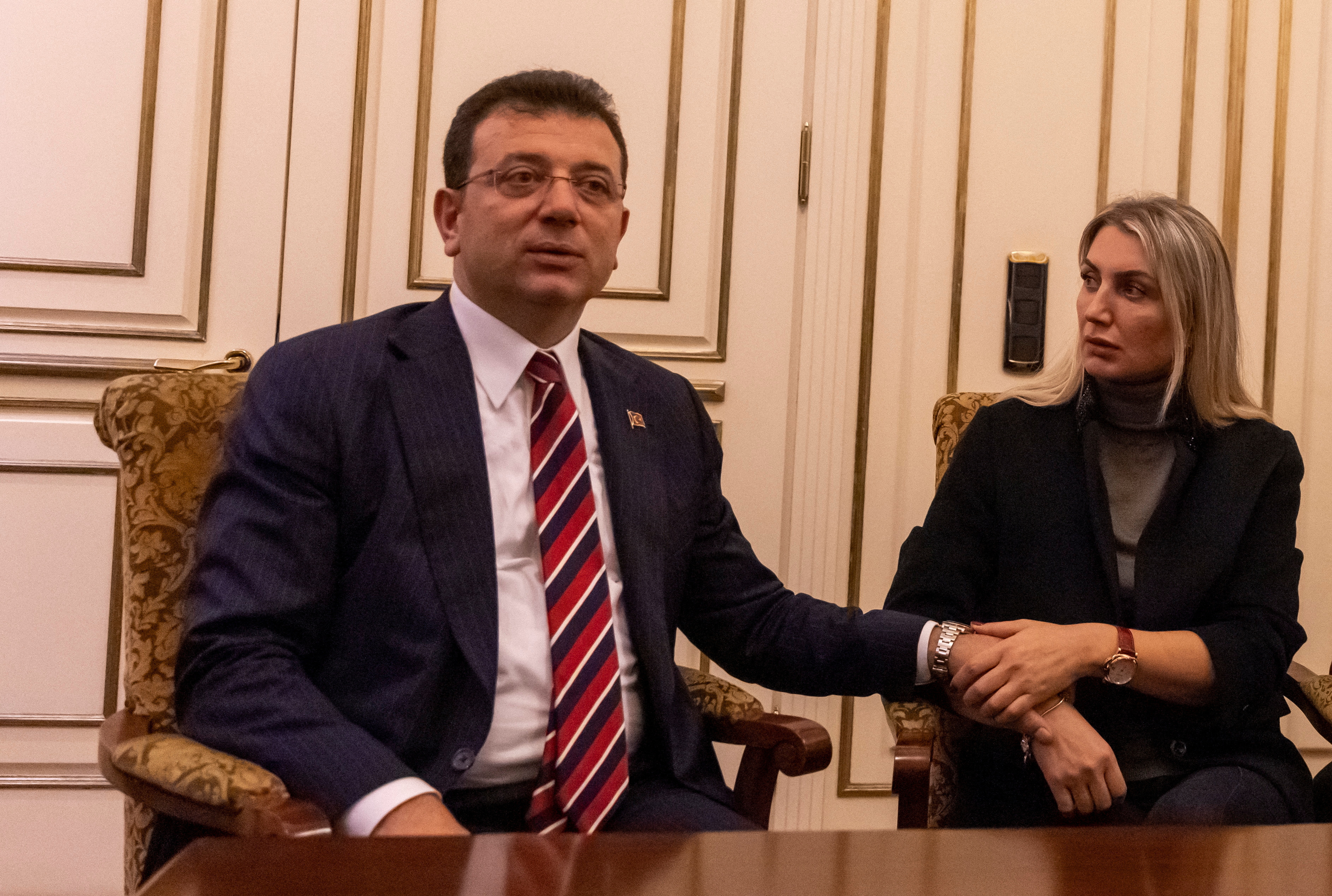 Primarul Istanbulului Ekrem Imamoglu și soția sa Dilek stau în biroul său din Istanbul